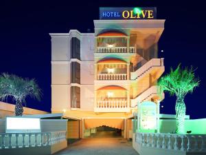 堺市Hotel Fine Olive Sakai的夜间有灯光的外墙的酒店