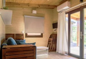 哈卡El Arrebol Comfort Camp的带沙发和窗户的客厅