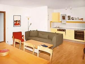 SilzHoliday Home Silz am Fleesensee-3 by Interhome的客厅配有沙发和桌子