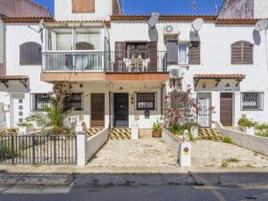 艾姆布里亚布拉瓦Holiday Home Porto Fino by Interhome的带阳台的大型白色房屋