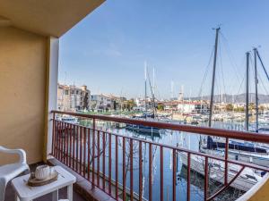 艾姆布里亚布拉瓦Apartment Bahia II by Interhome的阳台享有码头和船只的景色