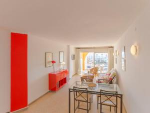 艾姆布里亚布拉瓦Apartment Bahia II by Interhome的客厅配有红色橱柜和桌子