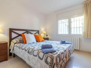 艾姆布里亚布拉瓦Holiday Home Requesens by Interhome的一间卧室配有一张大床和两条毛巾