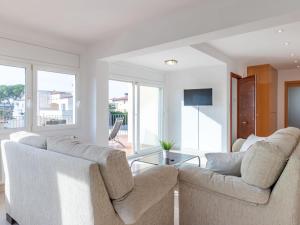 艾姆布里亚布拉瓦Holiday Home Requesens by Interhome的客厅配有两张沙发和一张玻璃桌
