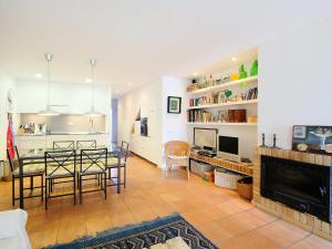 艾姆布里亚布拉瓦Holiday Home Salins by Interhome的客厅配有桌椅和壁炉