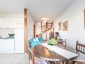艾姆布里亚布拉瓦Apartment Port Banyuls-2 by Interhome的厨房以及带桌椅的用餐室。