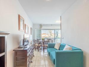 艾姆布里亚布拉瓦Apartment Port Banyuls-2 by Interhome的客厅配有蓝色的沙发和桌子