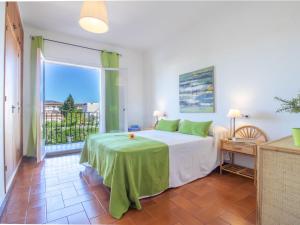 艾姆布里亚布拉瓦Holiday Home Sant Mori by Interhome的一间卧室设有一张床和一个大窗户