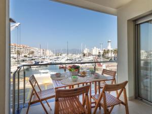 艾姆布里亚布拉瓦Apartment Del Port-4 by Interhome的阳台的桌子享有码头的景致