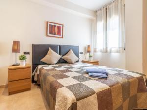 艾姆布里亚布拉瓦Apartment Del Port-4 by Interhome的一间卧室配有一张大床和一张 ⁇ 子毯子