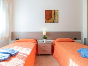 艾姆布里亚布拉瓦Apartment Del Port-5 by Interhome的卧室内两张并排的床