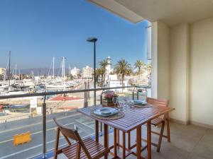 艾姆布里亚布拉瓦Apartment Del Port-5 by Interhome的阳台享有海港景致,配有桌椅。