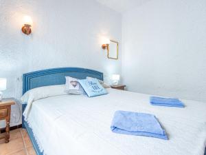 艾姆布里亚布拉瓦Apartment Las Chabolas by Interhome的一间卧室配有一张床,上面有两条毛巾