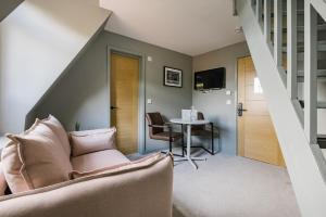 伦敦CitySpace Tower Bridge的客厅配有沙发和桌子