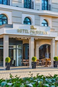 普里什蒂纳普里什蒂纳酒店的带有读酒店紫藤的标志的酒店