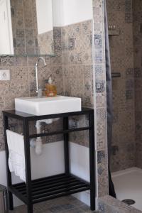法鲁Casa Da Cabeça的一间带水槽和淋浴的浴室