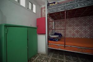 索维拉蓝白旅舍的客房设有两张双层床和绿色橱柜。