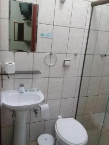 大普拉亚海洋旅馆的一间带水槽、卫生间和镜子的浴室