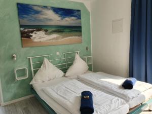WalleApartmenthaus in Walle的一间卧室配有一张壁画床