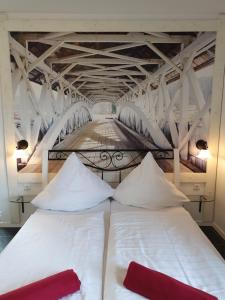 WalleApartmenthaus in Walle的桥上一张带两个红色枕头的床