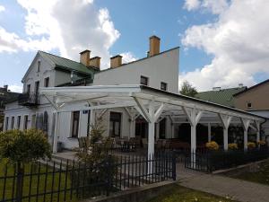 苏瓦乌基Fresco Hostel的前面有遮篷的白色房子