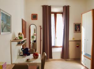 博洛尼亚B&B Casa Santina的客厅配有镜子和桌子