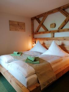Landgasthof Plohnbachtal UG客房内的一张或多张床位