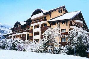圣热尔韦莱班Les Jardins Alpins - Apartment的一座大建筑,地面上积雪