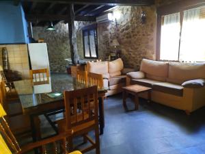 卡米诺新村Casa Rural El Caño de Abajo的客厅配有沙发和桌子