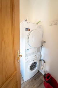 海因斯贝格Ferienwohnung Anke - Appartement 5c的角落里的洗衣机和烘干机
