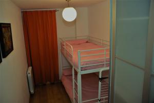 伊斯卡日拉APARTAMENTOS LÁZARO Ctra de Francia 4的客房设有两张双层床和衣柜。
