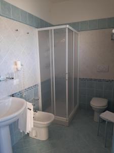阿尔本加索尔酒店的带淋浴、卫生间和盥洗盆的浴室