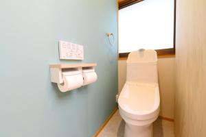 高山BEYOND HOTEL Takayama 4th - Vacation STAY 99852的浴室设有卫生间和两卷卫生纸。