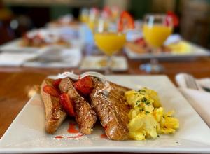 纽波特克拉克斯顿旅馆的包括鸡蛋和烤面包的早餐盘