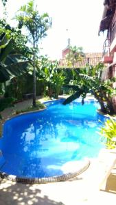 圣塞巴斯蒂安Pousada da Banda的一个种有树木的大型蓝色游泳池