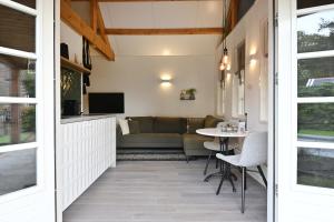 Santpoort-ZuidChalet Santpoort-Zuid的客厅配有沙发和桌子