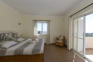 费拉古多Villa with beautiful see views & spacious garden的卧室配有床、椅子和窗户。