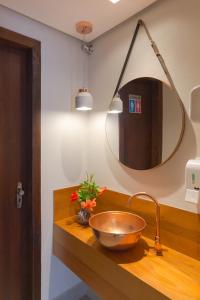 马里亚纳Pousada da Chácara的一间带碗水槽和镜子的浴室