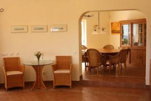 费拉古多Villa with beautiful see views & spacious garden的用餐室以及带桌椅的厨房。