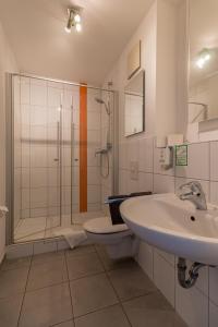 班贝格Hotel am Brauerei-Dreieck的一间带水槽、淋浴和卫生间的浴室