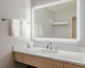 新港新港霍尔马克度假村的一间带水槽和大镜子的浴室
