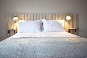 凯西克5a Bank Street的一张带白色枕头的床和两张灯
