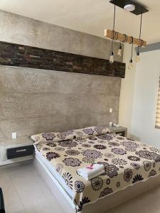 科利马Hotel Morelos Colima的一间卧室配有一张带花卉床罩的床