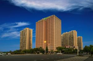 长沙长沙高铁南站智选假日酒店的城市中一群高大的建筑
