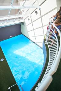 霍巴特萨拉曼卡公寓式酒店的游轮顶层的游泳池