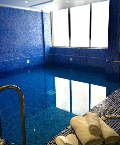 阿可贺巴Makarem Residence - Hotel Apartments的游泳池边配有毛巾