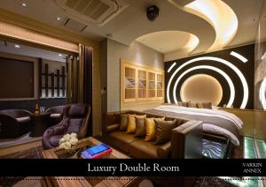 东京HOTEL VARKIN ANNEX的酒店客房带床、沙发以及房间