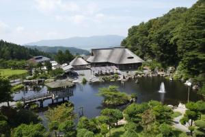 TōnoTakamuro Suikoen的湖泊中央度假胜地的空中景观