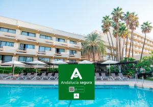 多列毛利诺斯BLUESEA Al Andalus的游泳池前标有标志的酒店