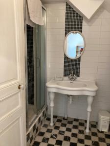多维尔怒潮酒店的一间带水槽和镜子的浴室